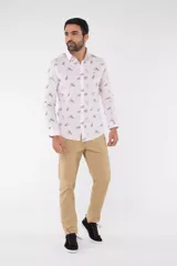 Camisa de manga larga con corte slim fit, color blanco con estampado de hojas pequeñas en tonos grises y azules. Presenta cuello clásico, cierre frontal con botones y logo bordado en el pecho.