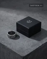 Anillo de acero inoxidable con diseño de eslabones entrelazados tipo cadena, acabado envejecido.