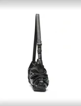 Cartera marrón con correa de hombro, diseño fruncido y hebilla decorativa.