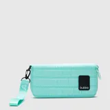 Billetera acolchada color verde menta, con diseño rectangular y cierre perimetral. Cuenta con una correa de muñeca extraíble y un parche de goma negro con el logo de la marca en el frente.