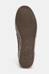 Zapatillas deportivas de gamuza en color marrón oscuro, con detalles de franjas laterales en color crema y refuerzo en el talón. Presentan cierre mediante cordones y suela de goma texturizada.