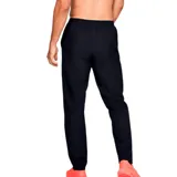 Pantalón deportivo Under Armour de hombre, color negro, confeccionado en tejido ripstop elástico resistente al viento y al agua. Cuenta con forro de malla, pretina elástica con cordón ajustable, bolsillos laterales y cierres en los tobillos.