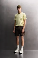 Short deportivo Zara Athleticz de tejido técnico ligero y elástico en color celeste, con cintura elástica ajustable, bolsillos frontales, aberturas laterales en el bajo y detalle de logo estampado.