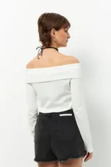 Remera color beige, strapless y de manga larga, confeccionada en algodón.