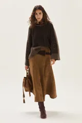 Falda midi acampanada de color camel, confeccionada en material con textura similar al cuero gamuzado.