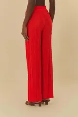 Pantalón plisado rojo de tiro alto, con corte ancho y pretina elástica con cordón ajustable.