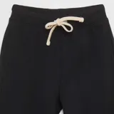 Pantalón de jogging negro con cintura elástica y cordón ajustable.
