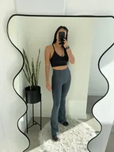 Calza gris petróleo de tiro alto y corte acampanado.