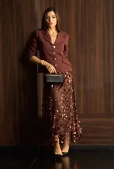 Blazer entallado color marrón, con cuello solapa, cierre frontal con botones dorados y mangas tres cuartos.