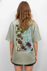 Remera negra de algodón, de manga corta y cuello redondo, con estampado de medusa en tonos rosados y naranjas en el frente.