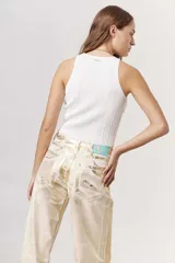 Blusa tejida color verde lima, sin mangas y con cuello halter.