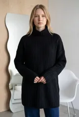 Sweater de punto gris con cuello alto, diseño acanalado y corte oversize de manga larga.