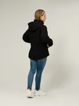 Campera ligera acolchada de corte entallado, con cuello alto, capucha ajustable y cierre frontal de cremallera. Presenta diseño de costuras en V, bolsillos laterales con cierre y logo de la marca en el pecho.