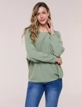 Buzo tejido liviano color verde, de calce holgado, con escote bote y mangas tipo dolman que se ajustan sutilmente hacia el antebrazo. Ruedo levemente redondeado.