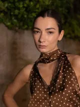 Top marrón con lunares blancos, reversible, con opción de escote halter o en V y detalle de puntilla negra.