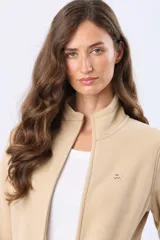 Campera de polar azul marino con cierre frontal completo, cuello alto y bolsillos laterales con cierre. Presenta detalles en cuero en los tiradores de los cierres.