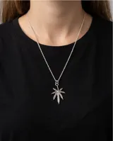 Dije de plata 925 con diseño detallado de hoja de marihuana.