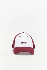 Gorra tipo trucker marca Levis, con panel frontal blanco, visera y paneles traseros de malla en color bordó. Presenta el logo de la marca bordado en el frente.