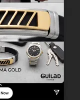 Pulsera de diseño moderno compuesta por una banda de goma negra y una placa central de acero inoxidable con detalles en baño de oro y aberturas geométricas. Incluye cierre de seguridad de acero.
