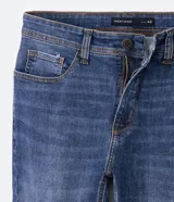 Pantalón de jean azul de corte slim, con bolsillos delanteros y traseros.