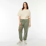 Pantalón de jogging color verde oliva, de corte holgado con cintura elástica ajustable mediante cordón y puños elásticos en los tobillos.