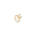 Anillo dorado con circonita blanca cuadrada.