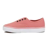 Zapatillas bajas de lona color salmón, sin cordones y con suela blanca.