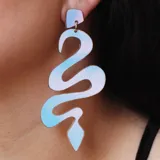 Par de aros colgantes con forma de serpiente, color rojo metalizado.