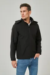 Campera negra con capucha y cierre frontal.