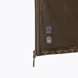 Campera polar de hombre con tejido exterior tipo punto y forro interior térmico. Presenta cierre frontal completo, cuello alto y bolsillo vertical en el pecho con parche de la marca.