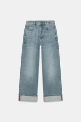 Jeans de mujer tiro medio, corte ancho (baggy) y pierna recta, con efecto lavado azul claro. Presenta cinco bolsillos y bajo acabado con vuelta ancha.