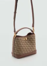 Bolso de mano pequeño con diseño estructurado, confeccionado en tejido con estampado de monograma y detalles en cuero sintético color marrón. Cuenta con un cierre frontal de tuerca metálico, asa superior fija y base reforzada.