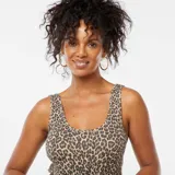 Camiseta sin mangas de mujer, corte ajustado, con escote redondo y estampado de leopardo en tonos beige y marrón oscuro.