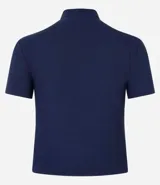 Blusa básica de ribana gris, con mangas cortas y cuello alto, de corte ajustado.