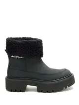 Bota corta de nubuck negro con suela de plataforma dentada y cuello con forro de corderito sintético negro.