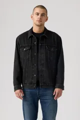 Campera de jean Levi's modelo Trucker con calce relajado, color negro lavado, con cierre frontal de botones metálicos, bolsillos con solapa en el pecho y cuello clásico.