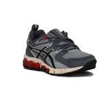Championes de running Asics modelo Gel-Quantum 180 Direction, con diseño técnico en tonos gris, negro y detalles en rojo. Presentan capellada de malla transpirable con refuerzos sintéticos, sistema de amortiguación Gel visible en la entresuela y suela de goma resistente.