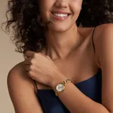 Reloj Fossil modelo Carlie, con caja dorada de 28mm y esfera plateada con números romanos. La pulsera es de eslabones dorados. Resistente al agua hasta 50 metros.