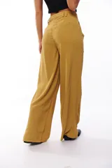 Pantalón de vestir color mostaza, de corte palazzo, con pinzas en la cintura y bolsillos laterales.