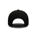 Gorra negra de béisbol New Era modelo 9Forty, con logo del equipo Arizona Diamondbacks bordado en el frente, parche de la World Series en el lateral derecho y logo de New Era bordado en el lateral izquierdo. Ajustable.