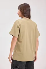 Remera blanca de algodón de corte recto y mangas cortas.