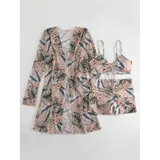 Conjunto de traje de baño de tres piezas con estampado de hojas tropicales en tonos blanco y negro. Incluye un top tipo tankini con cordón ajustable en el centro, un short de tiro alto y una camisa abierta de manga larga tipo salida de baño.