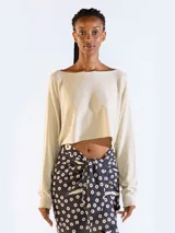 Sweater de punto color tostado con brillo lurex, escote bote, mangas largas y corte corto (cropped) holgado.
