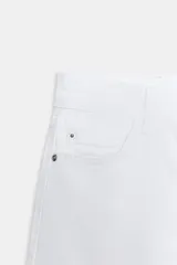 Jeans de tiro alto con diseño wide leg y corte cropped. Presenta cinco bolsillos, cierre frontal con cremallera y botón metálico.