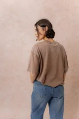 Remera de algodón con efecto lavado, de corte oversize, con cuello redondo y mangas cortas amplias.