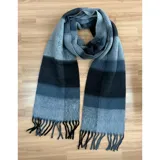 Bufanda rectangular de tejido grueso con diseño de cuadros en tonos azul, naranja, gris y beige, terminada con flecos en los extremos.