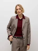 Blazer de corte regular con cuello sastrero y cierre frontal de botones. Presenta puños abotonados y está confeccionado en tejido plano con estampado de cuadros en tonos beige, negro y bordó.