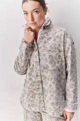 Sobrecamisa de corte relajado con estampado animal print, cuello camisero, cierre frontal con botones, hombros caídos y bolsillo plaqué en el pecho.