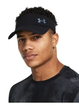Visera deportiva Under Armour de color negro, con diseño ligero y transpirable. Presenta el logo de la marca en tono gris reflectante en el frente y cierre ajustable con velcro en la parte posterior.