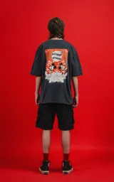 Remera de calce oversize color carbón, confeccionada en algodón premium. Presenta cuello redondo, mangas cortas y un pequeño estampado gráfico de Mickey Mouse en el pecho.